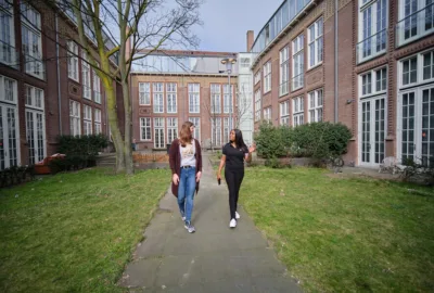 De binnentuin van locatie Willem Beukelszoon in Vlaardingen