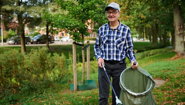 Ronald prikt papier in de buurt van het Zuiderpark